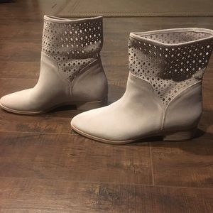 Michael Kors cream Suede boots